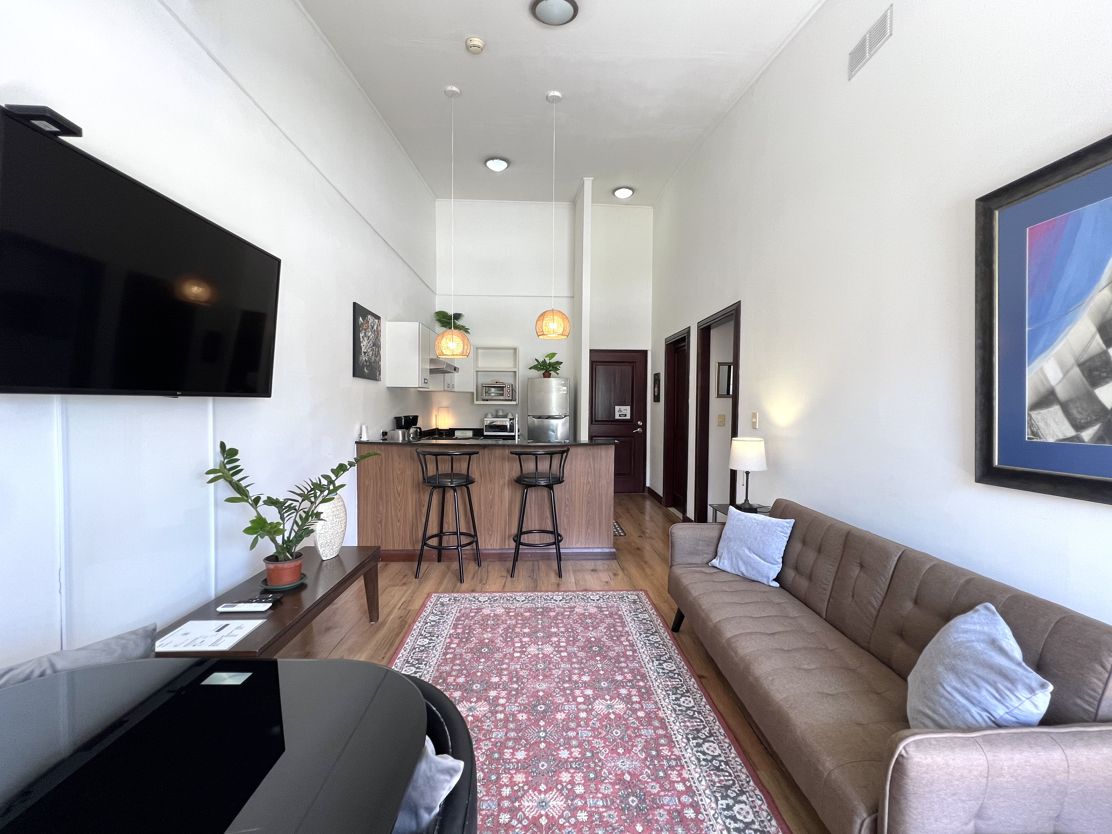 Sala y cocina de concepto abierto